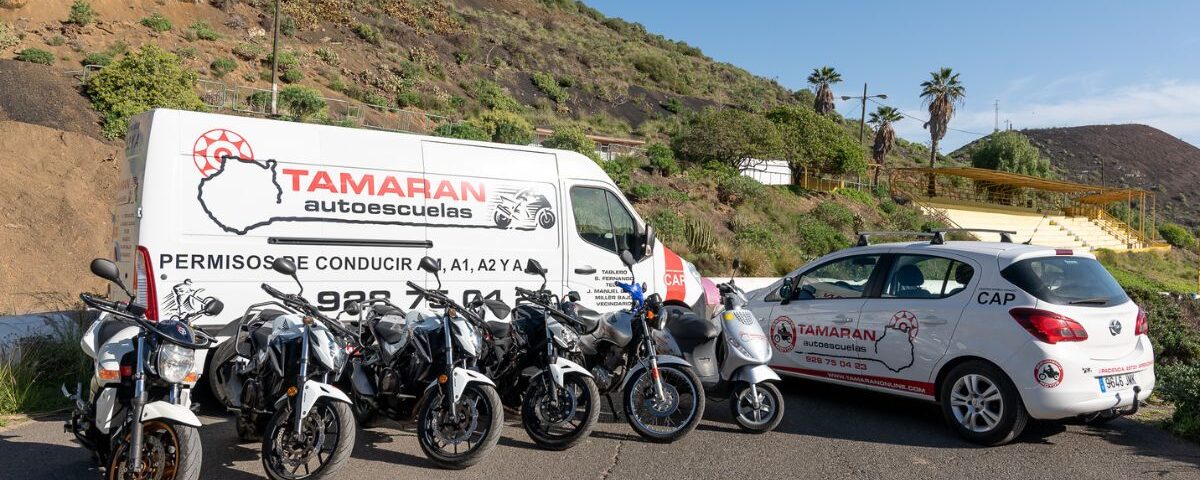 6 motos, un furgón y un coche blanco de tamaran- autoescuela tamaran