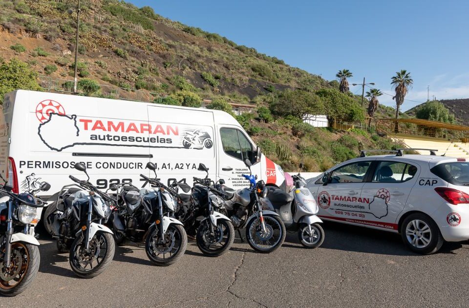 6 motos, un furgón y un coche blanco de tamaran- autoescuela tamaran