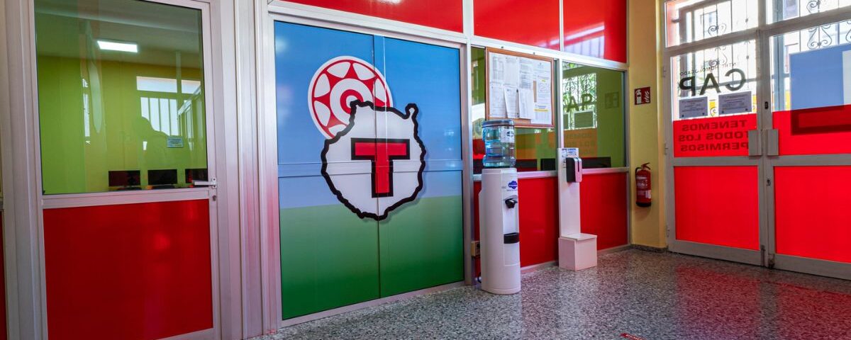 Interior de Autoescuelas Tamarán mostrando la zona de atención al cliente con carteles informativos de los cursos CAP y los permisos