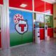 Interior de Autoescuelas Tamarán mostrando la zona de atención al cliente con carteles informativos de los cursos CAP y los permisos