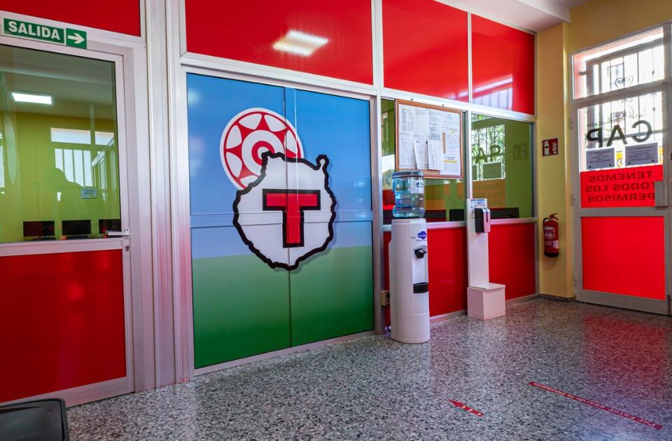 Interior de Autoescuelas Tamarán mostrando la zona de atención al cliente con carteles informativos de los cursos CAP y los permisos