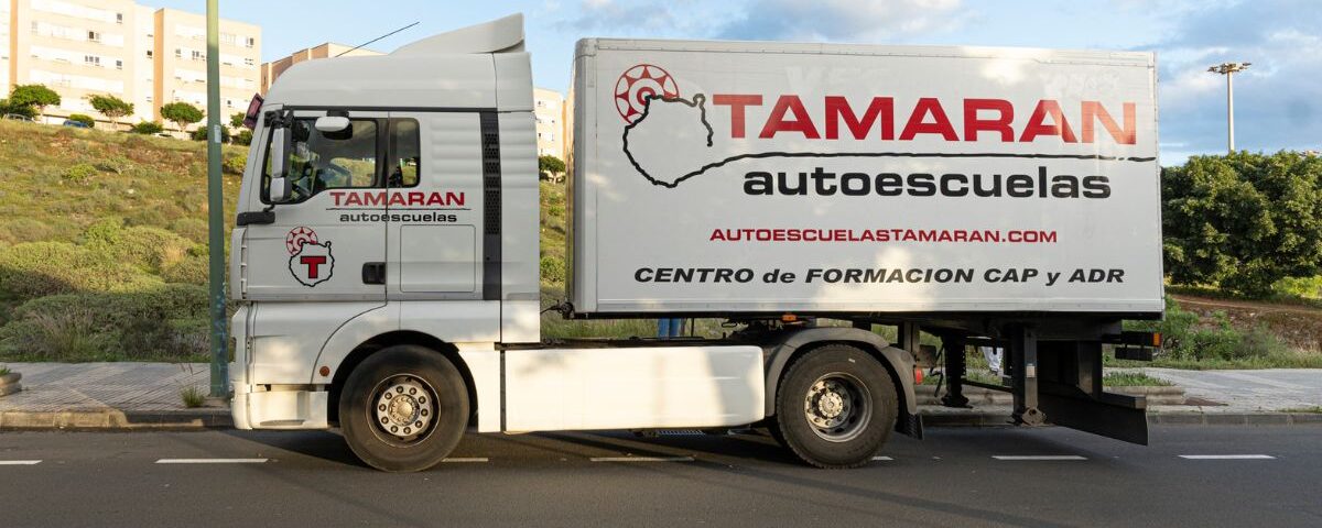 camión blanco con serigrafiado tamaran- autoescuela tamaran