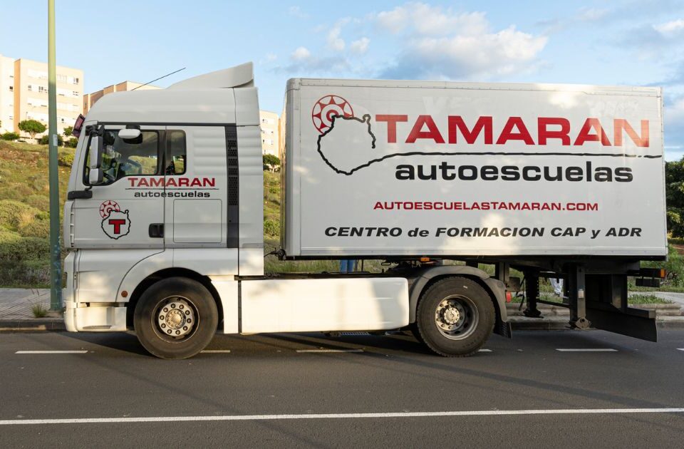 camión blanco con serigrafiado tamaran- autoescuela tamaran