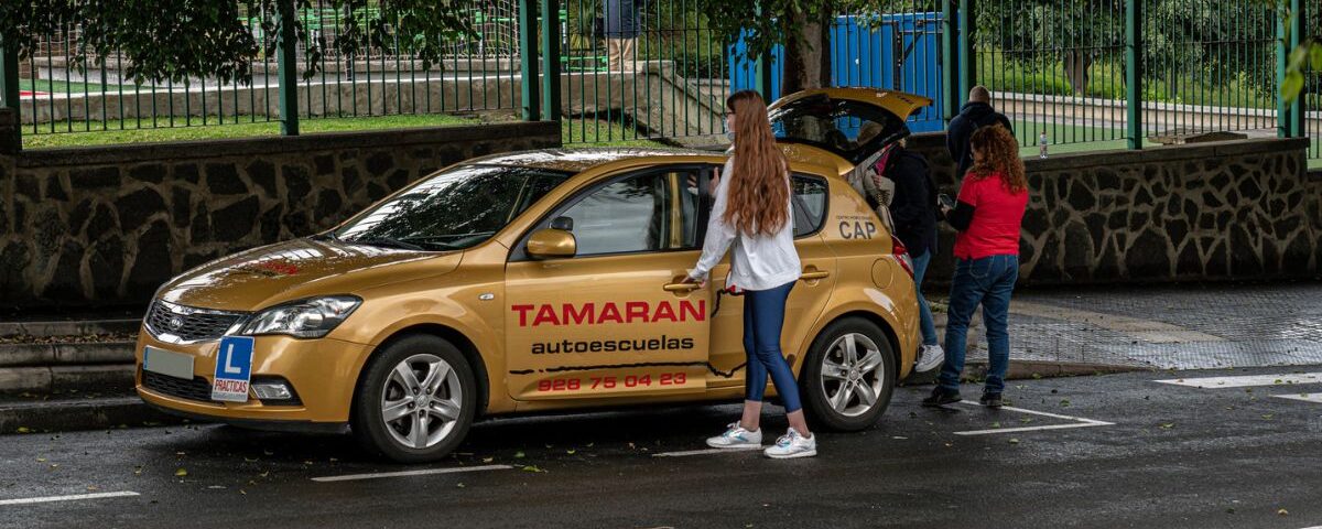 coche kia dorado de tamaran - autoescuela tamaran