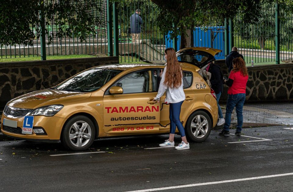 coche kia dorado de tamaran - autoescuela tamaran