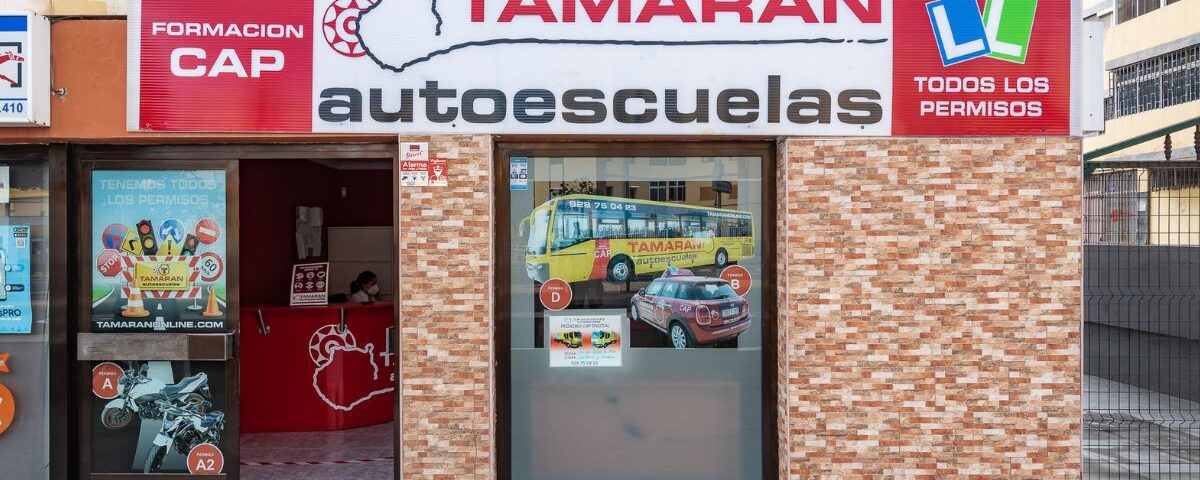 fachada de tamaran con fotos de vehículos- autoescuela tamaran