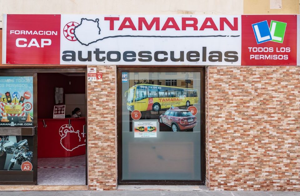 fachada de tamaran con fotos de vehículos- autoescuela tamaran