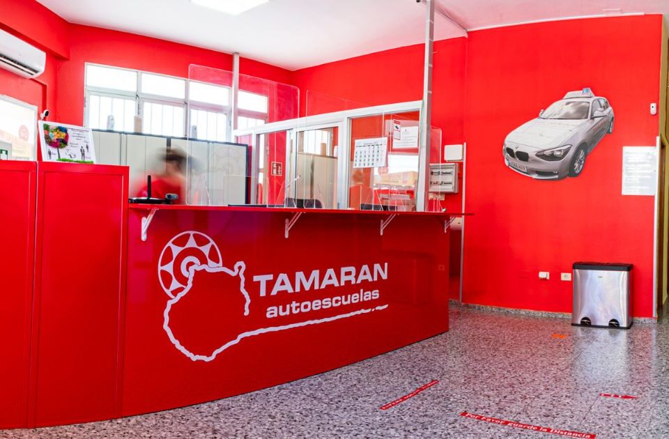 foto de mostrador rojo de tamaran - autoescuela tamaran