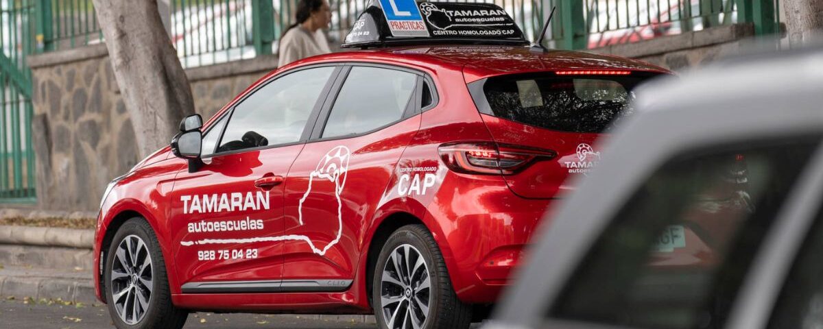 foto de un coche rojo tamaran- autoescuela tamaran