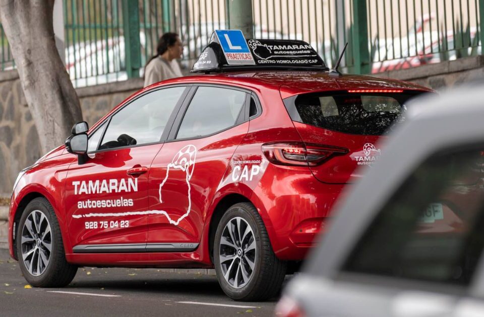 foto de un coche rojo tamaran- autoescuela tamaran