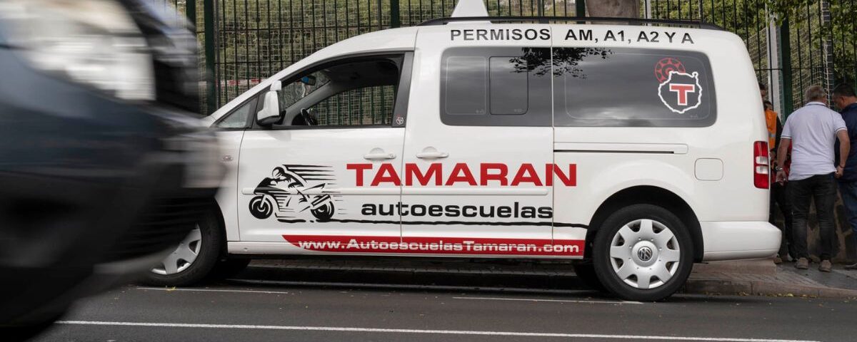 coche blanco con serigrafiado tamaran- autoescuela tamaran