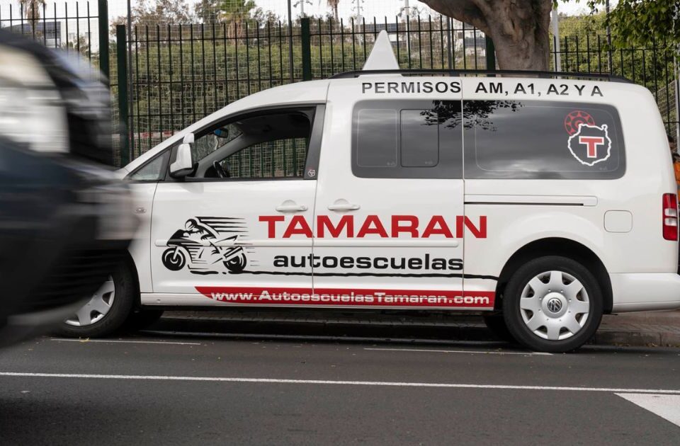coche blanco con serigrafiado tamaran- autoescuela tamaran