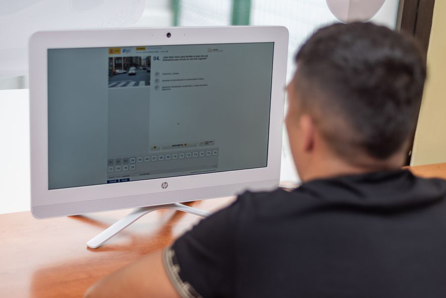 Hombre realizado test de autoescuela - Autoescuela Tamaran